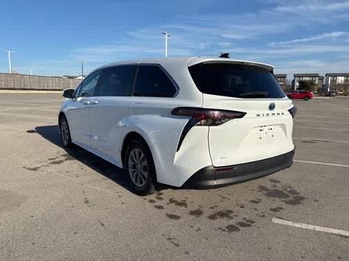 2025 Toyota Sienna LE