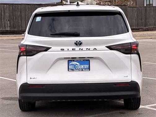 2025 Toyota Sienna LE