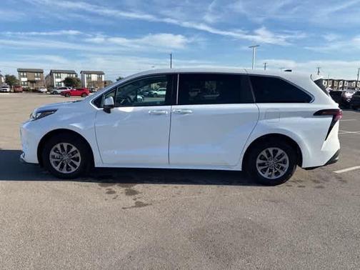 2025 Toyota Sienna LE