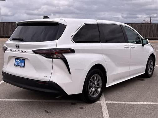 2025 Toyota Sienna LE