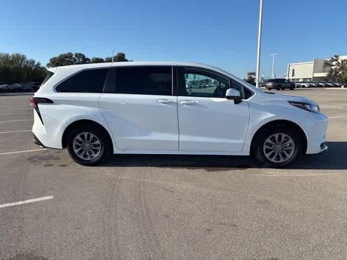 2025 Toyota Sienna LE