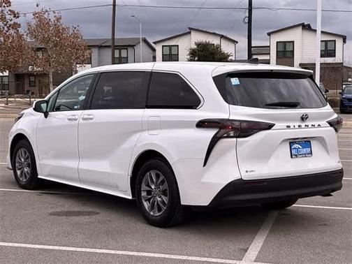 2025 Toyota Sienna LE