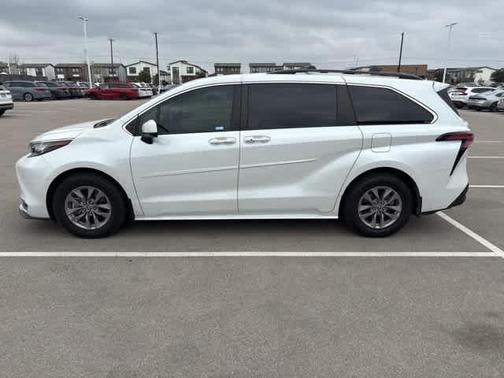 2022 Toyota Sienna XLE