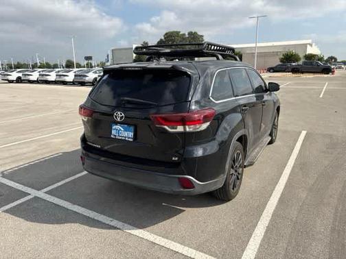 Midnight Black Metallic 2019 Toyota Highlander SE