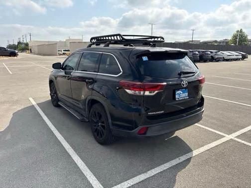 Midnight Black Metallic 2019 Toyota Highlander SE