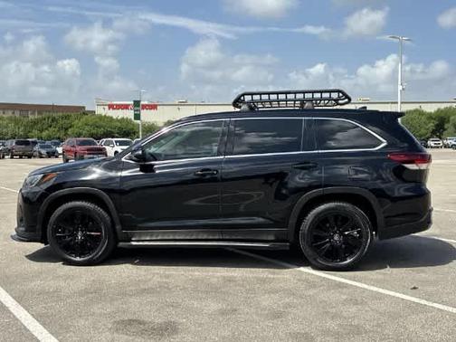 Midnight Black Metallic 2019 Toyota Highlander SE