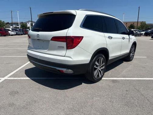 White 2018 Honda Pilot Touring