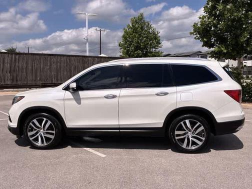 White 2018 Honda Pilot Touring
