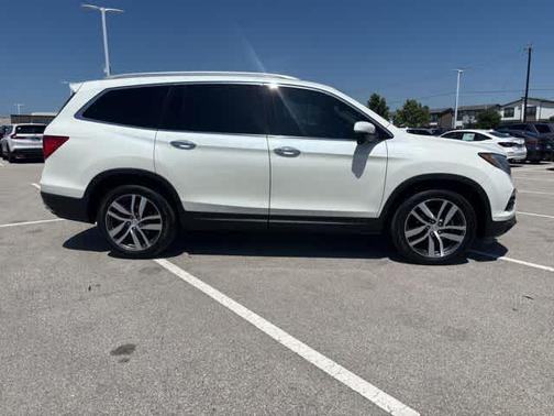 White 2018 Honda Pilot Touring
