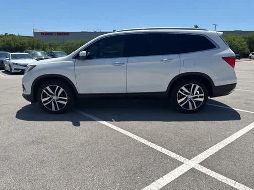 White 2018 Honda Pilot Touring