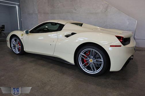 Avorio 2018 Ferrari 488 Spider Base