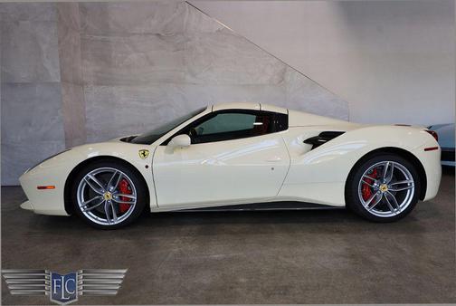 Avorio 2018 Ferrari 488 Spider Base
