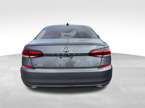 Platinum Gray Metallic 2022 Volkswagen Passat 2.0T SE