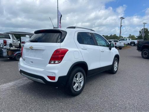 Summit White 2022 Chevrolet Trax LT