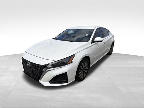 White 2023 Nissan Altima 2.5 SV