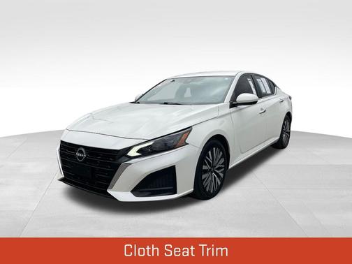White 2023 Nissan Altima 2.5 SV