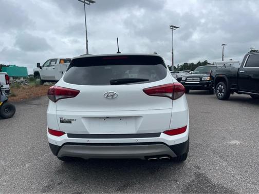 Dazzling White 2017 Hyundai TUCSON Value