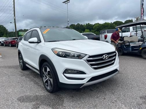 Dazzling White 2017 Hyundai TUCSON Value