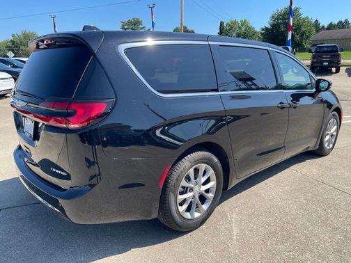 Diamond Black Crystal Pearlcoat 2026 Chrysler Pacifica Limited