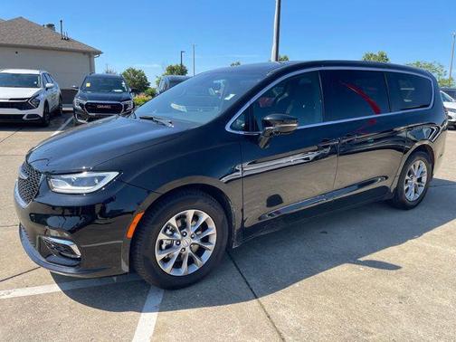 Diamond Black Crystal Pearlcoat 2026 Chrysler Pacifica Limited