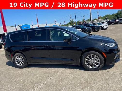 Diamond Black Crystal Pearlcoat 2026 Chrysler Pacifica Limited