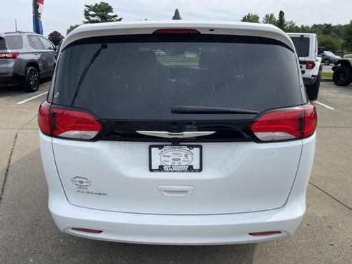 2023 Chrysler Voyager LX