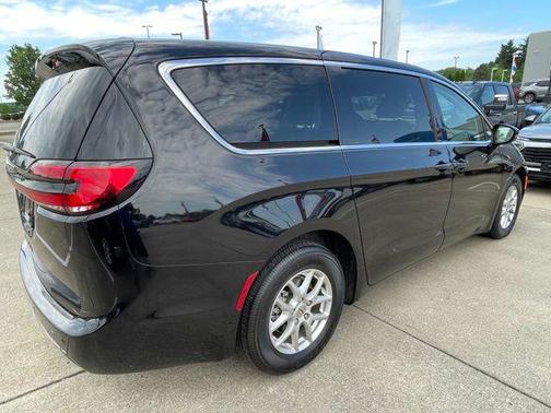 Diamond Black Crystal Pearlcoat 2024 Chrysler Pacifica Touring L