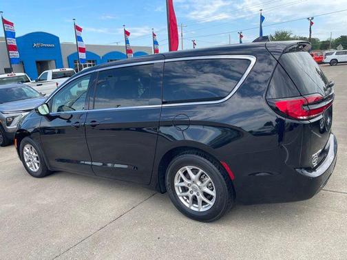 Diamond Black Crystal Pearlcoat 2024 Chrysler Pacifica Touring L