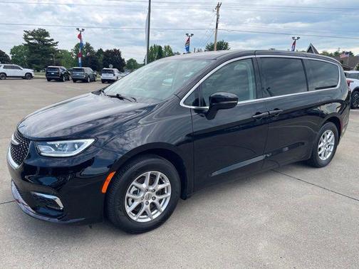 Diamond Black Crystal Pearlcoat 2024 Chrysler Pacifica Touring L