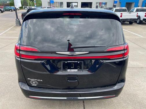 Diamond Black Crystal Pearlcoat 2024 Chrysler Pacifica Touring L