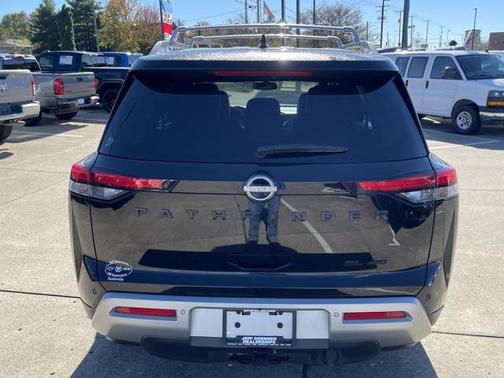 2022 Nissan Pathfinder SL 4WD