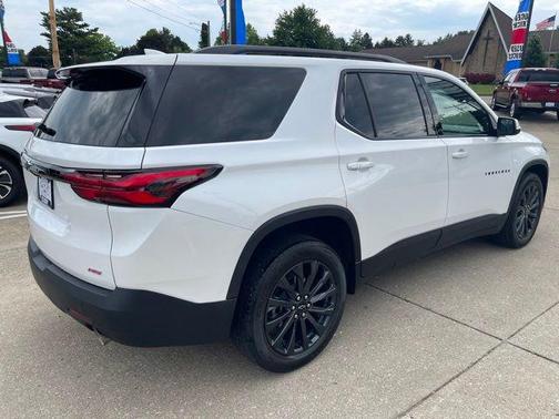 Iridescent Pearl Tricoat 2023 Chevrolet Traverse RS