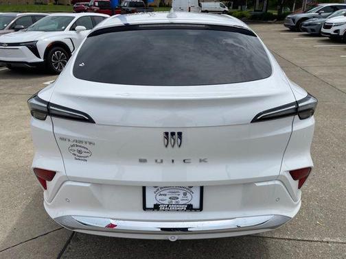 White Frost Tricoat 2025 Buick Envista Avenir FWD