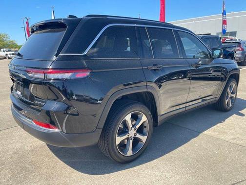 Diamond Black Crystal Pearlcoat 2023 Jeep Grand Cherokee Limited