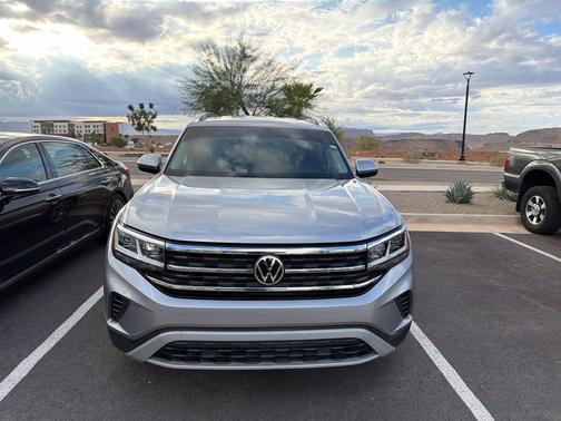 Platinum Gray Metallic 2022 Volkswagen Atlas 2.0T SE
