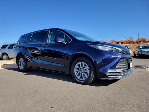 2022 Toyota Sienna LE