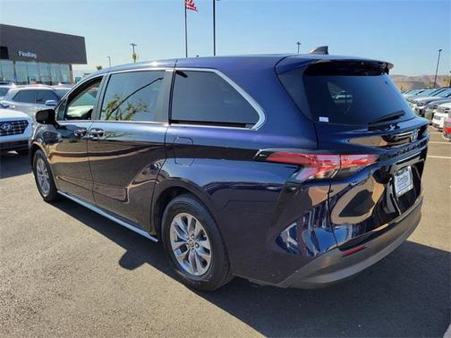 2022 Toyota Sienna LE