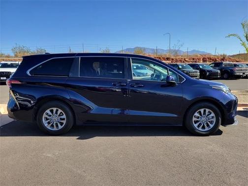 2022 Toyota Sienna LE