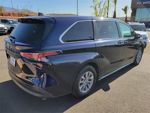 2022 Toyota Sienna LE