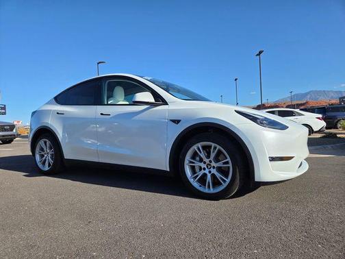 Pearl White Multi-Coat 2023 Tesla Model Y Long Range Dual Motor All-Wheel Drive