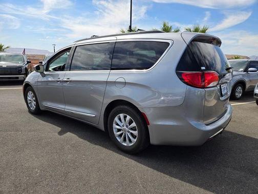 Billet Silver Metallic Clearcoat 2017 Chrysler Pacifica Touring-L
