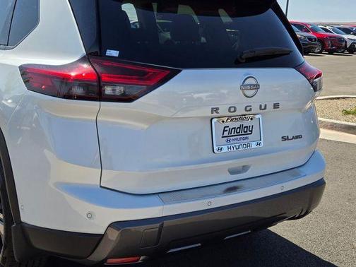 Everest White Pearl/Super Black 2025 Nissan Rogue SL