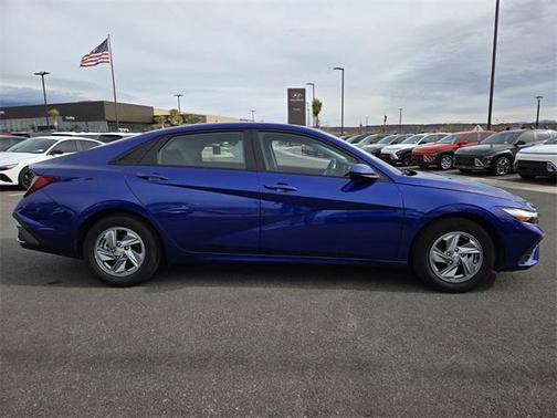 2024 Hyundai ELANTRA SE