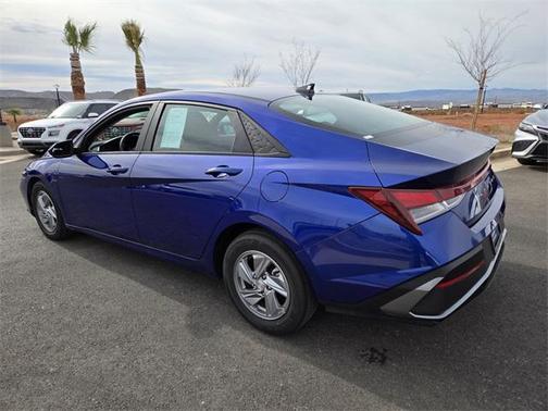 2024 Hyundai ELANTRA SE