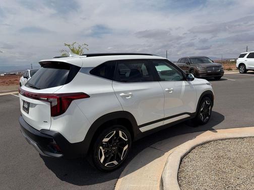 Snow White Pearl 2024 Kia Seltos SX Turbo