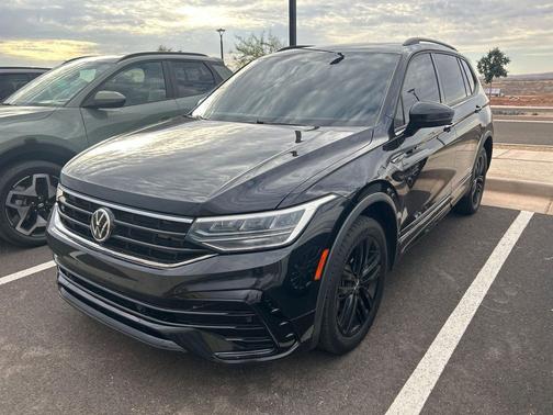 Deep Black Pearl 2022 Volkswagen Tiguan 2.0T SE R-Line Black 4MOTION