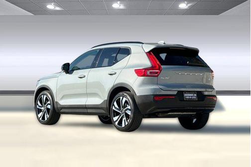2025 Volvo XC40 B5 Ultra Dark Theme