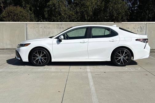 Ice Cap 2023 Toyota Camry SE