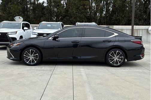 2022 Lexus ES 300h Base