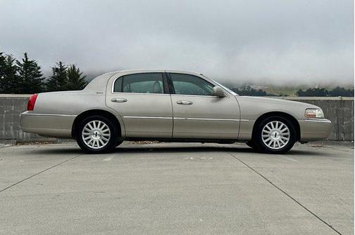 2004 Lincoln Town Car Signature